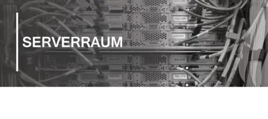 Serverracks mit zahlreichen Kabeln und Beschriftungen in einem Serverraum